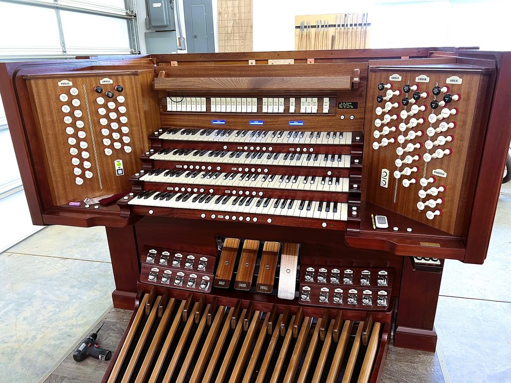 The restored four-manual console of Opus 9258